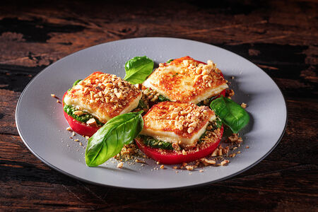 Сулугуни, жаренный с помидорами и грецкими орехами