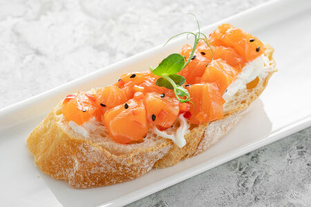 Брускетта с лососем и страчателлой