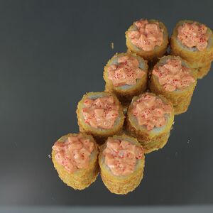 Жареный ролл с пикантным лососем