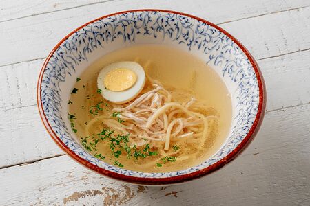 Куриный суп с лапшой и яйцом
