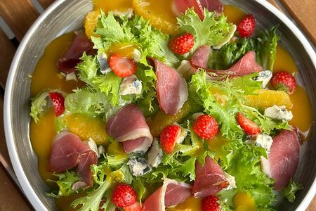 Салат с копченой утиной грудкой