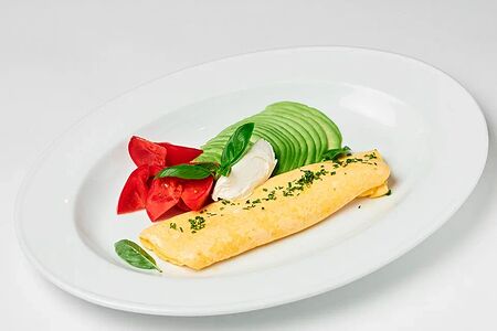 Омлет с авокадо и томатами