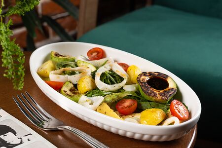 Зеленый салат с кальмаром на гриле