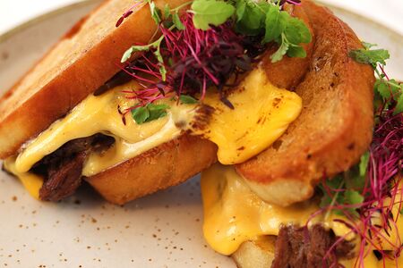 Сэндвич Крок-месье с говяжьим брискетом