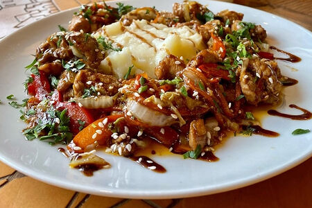 Индейка с овощами в соусе терияки с пюре