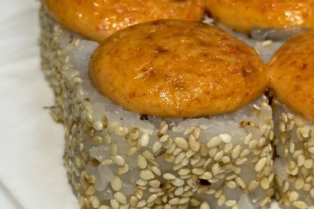 Запеченный ролл с угрем и соусом спайси
