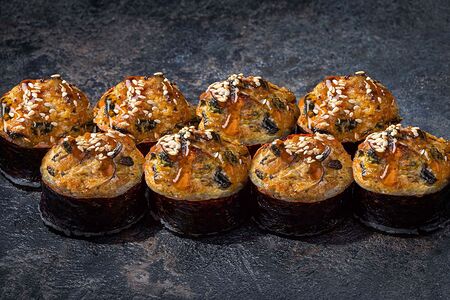 Запеченный ролл с мидиями и крабом