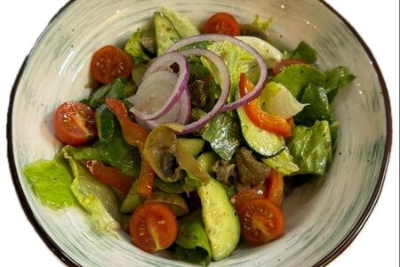 Овощной салат с мясом и грибами