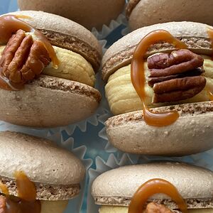 Макаронс с карамелью и пеканом