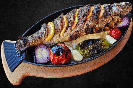 Форель в дровяной печи на сырной подушке