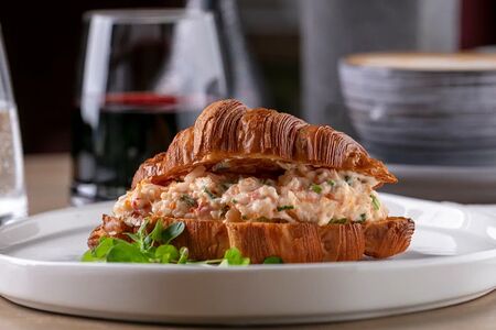 Круассан с крабом