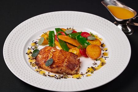 Черная треска с мини-овощами