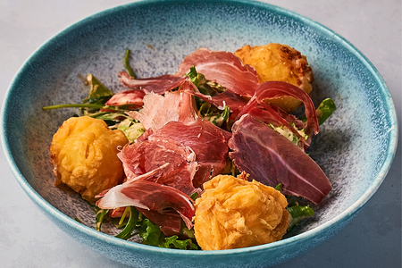 Салат с жареным сыром