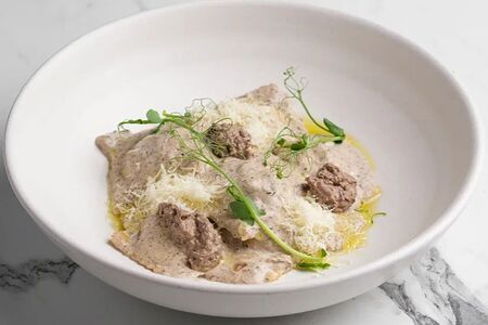 Равиоли с курицей, грибами, соусом и вешенками