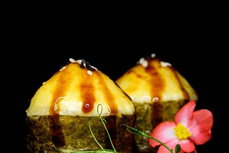 Запечённый ролл с помидором, сыром, зелёным луком и соусом унаги