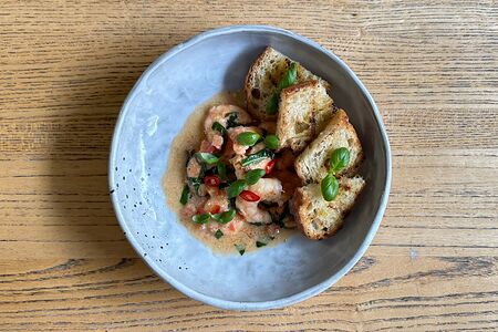 Пряные креветки в винном соусе с чиабаттой