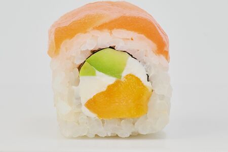 Урамаки-ролл Филадельфия с манго и авокадо