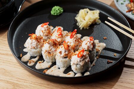 Ролл с лососем халапеньо