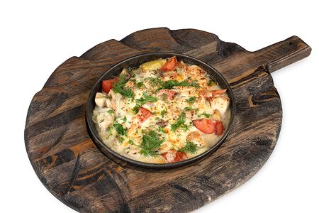 Горячая сковородка с курицей и овощами сливочном соусе