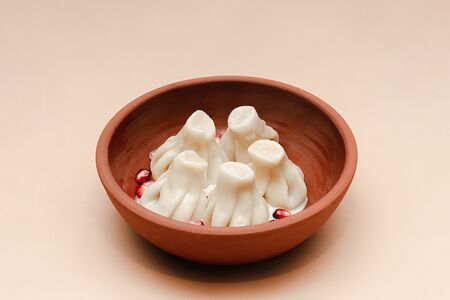 Мини-хинкали c говядиной в сливочно-горчичном соусе