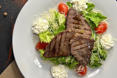 Салат с ростбифом и соусом песто