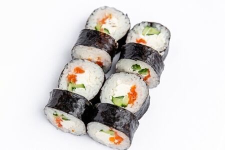 Ролл с лососем и огурцом