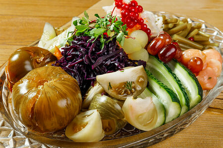 Добротная тарелка сибирских разносолов