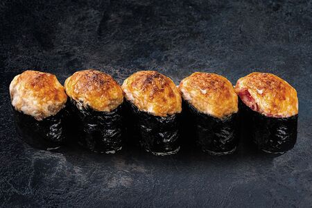 Запеченные суши с лососем под спайси-соусом