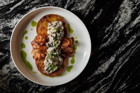 Драники картофельные с беконом и грибами в сливочном соусе