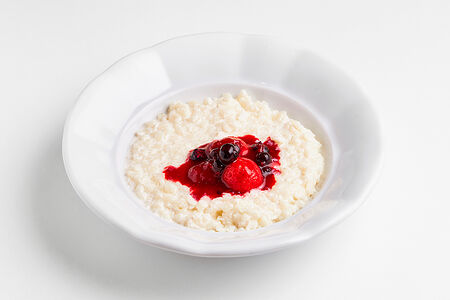 Каша рисовая с ягодами