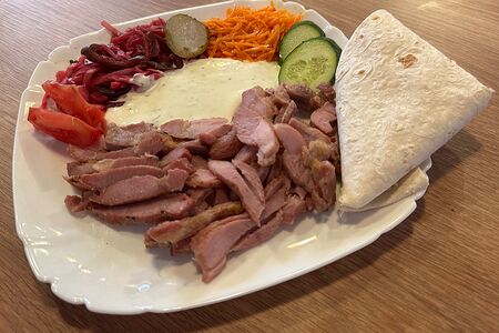 Шаверма со свининой на тарелке