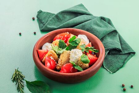 Салат с жареным баклажаном и креметте