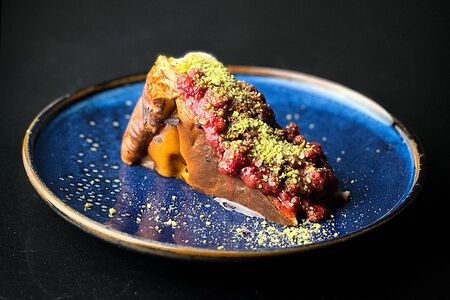 Опаленный чизкейк Сан-Себастьян с вареньем из земляники