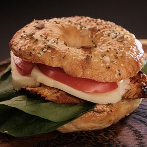 Հավի կրծաքամսով և պեստո սոուսով բեյգլ