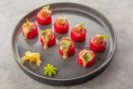 Ролл с обжаренным кальмаром и пикантным соусом