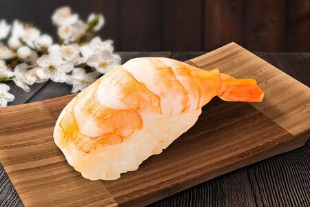 Суши нигири с креветкой