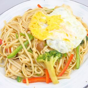 Лапша с овощами и яйцом