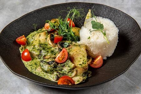 Окунь в сливочном соусе со шпинатом