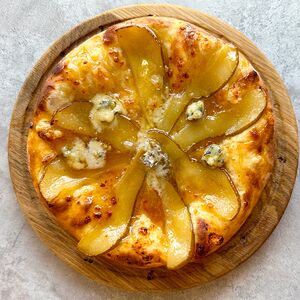Хачапури с грушей, горгонзолой и карамелью