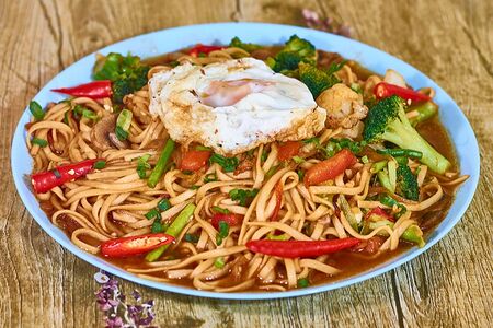 Лапша с яйцом и помидором №003