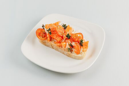 Брускетта с лососем