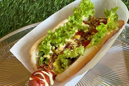 Фирменный хот-дог Гурманка с варено-копченой сосиской халяль на выбор