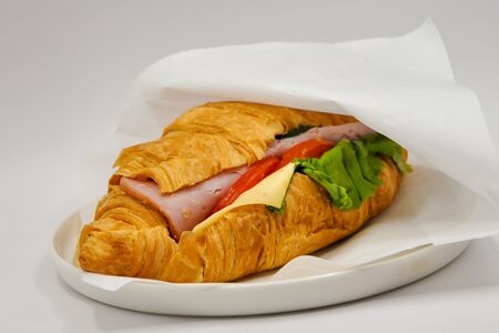 Круассан с ветчиной и сыром