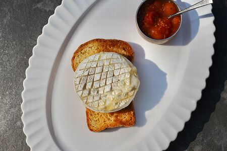 Запеченный камамбер с бриошью и томатным джемом