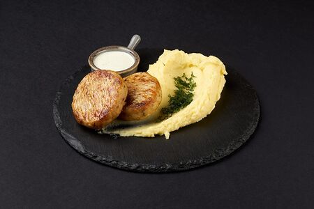 Рыбные котлеты с пюре из корня сельдерея с соусом цахнат