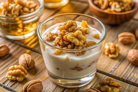 Мацони с медом и орехами
