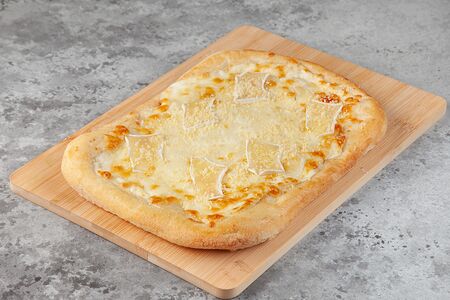 Пицца с сыром бри