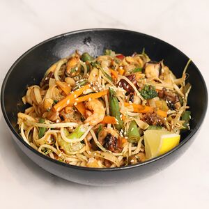 Лапша с морепродуктами и овощами в сладком чили