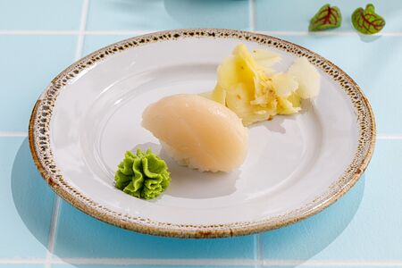 Суши с гребешком