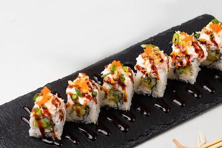 Авторский ролл с крабом и авокадо